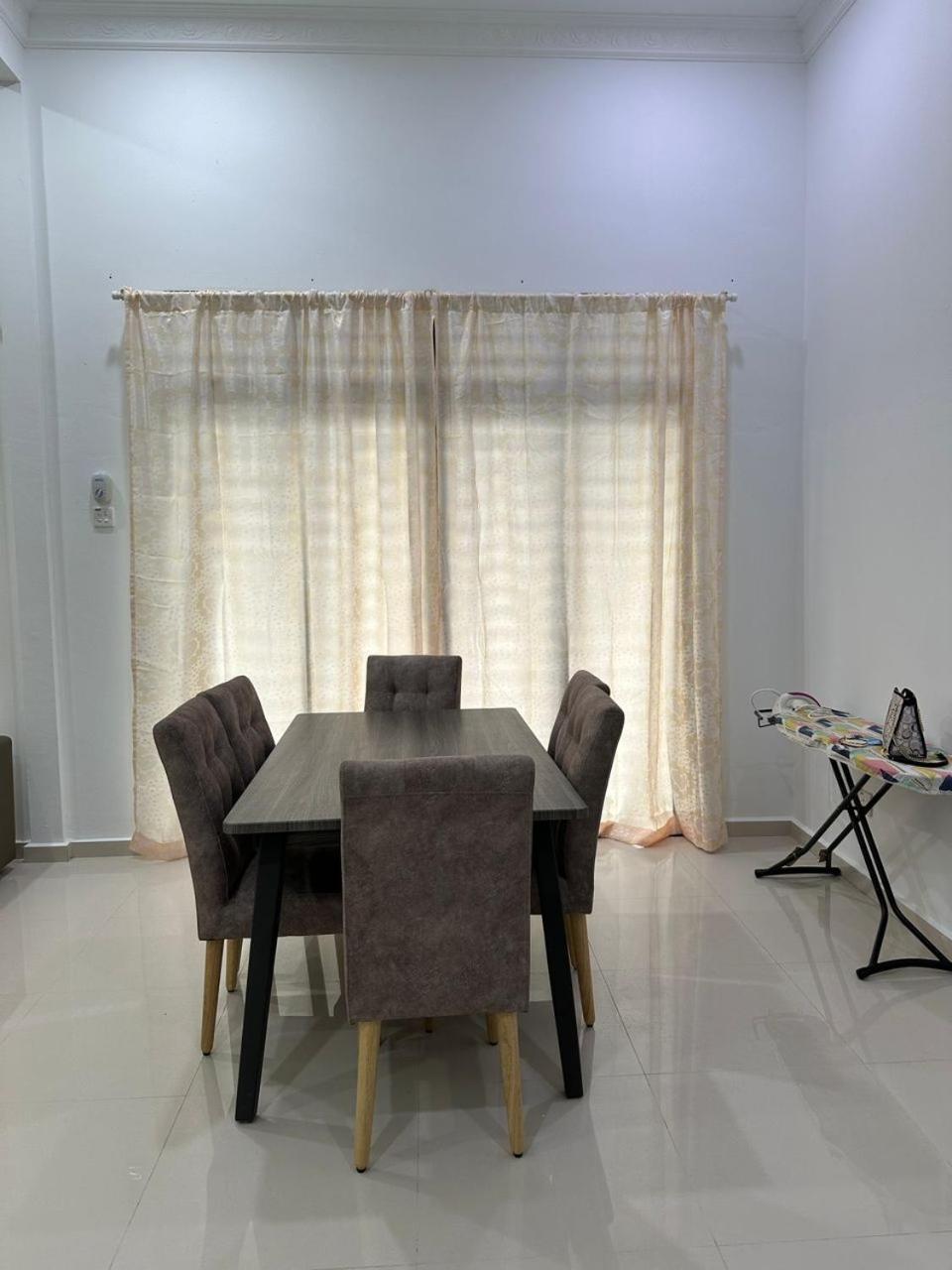 Homestay Kemaman Fyna08 Semi-D, 4 Bedrooms Dekat Pantai كِجال المظهر الخارجي الصورة
